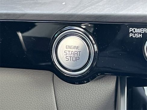 Used 2024 Kia Carnival EX image 30