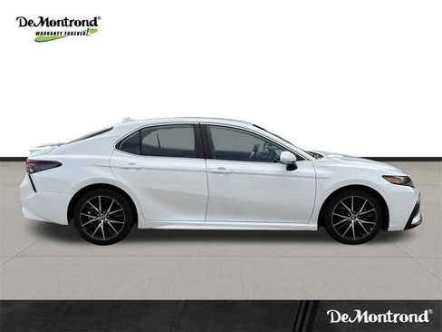 Used 2022 Toyota Camry SE image 4