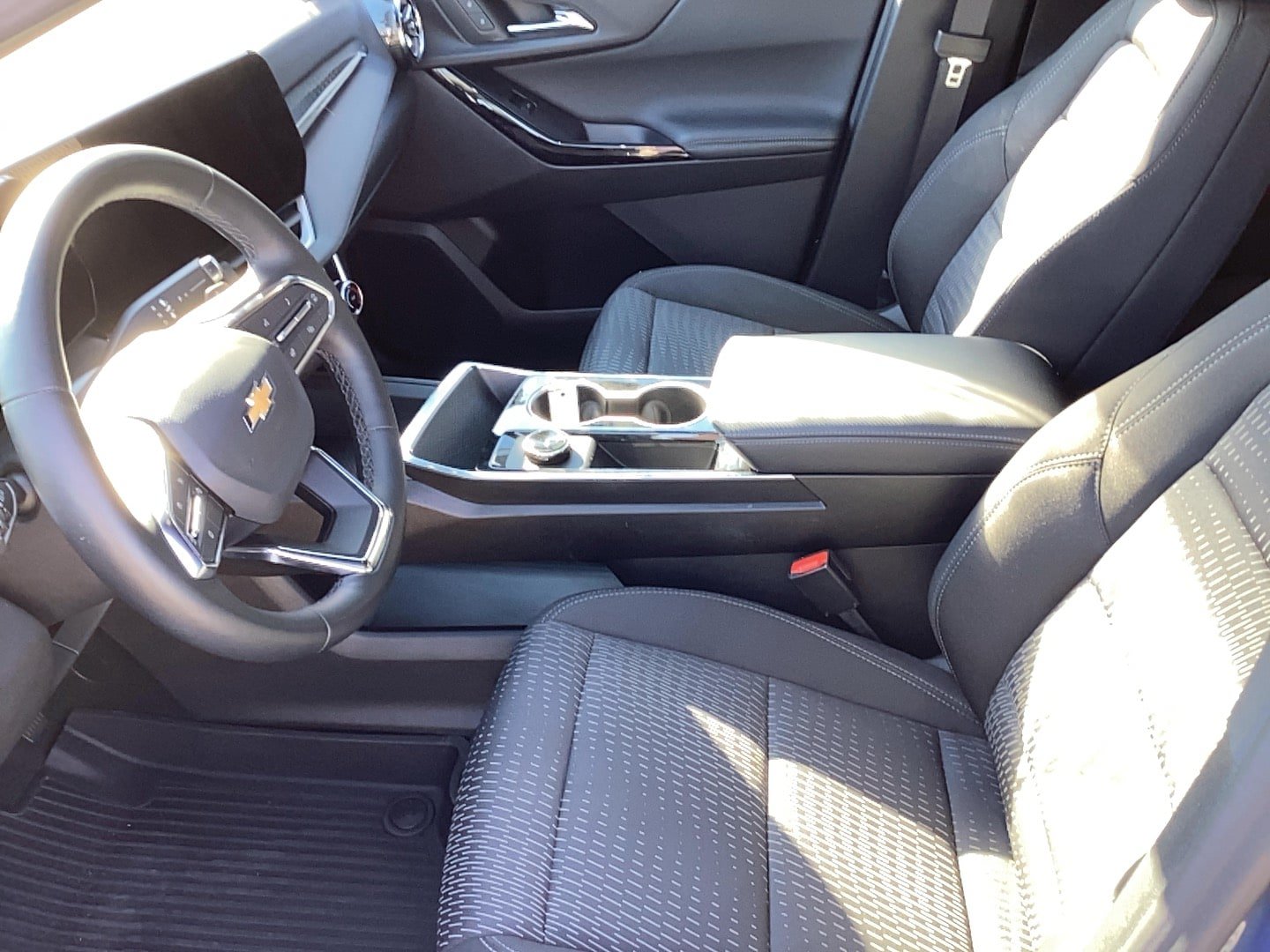 Used 2026 Chevrolet Equinox LT w/ Safety and Technology Package FWD image 7