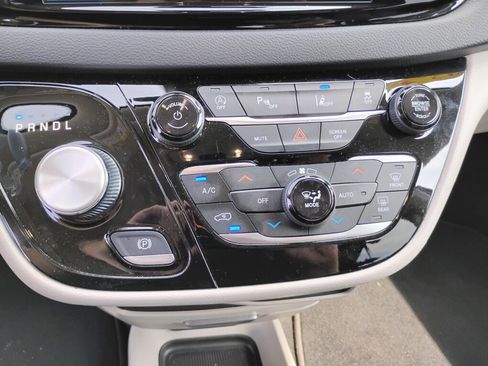 Used 2023 Chrysler Pacifica Touring-L FWD image 21