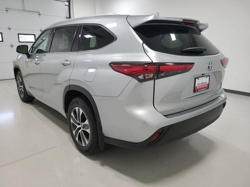 Used 2022 Toyota Highlander XLE AWD/4WD image 5