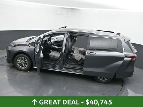 Used 2025 Toyota Sienna LE image 62