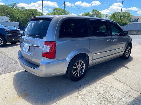 Used 2015 Chrysler Town & Country S w/ Driver Convenience Group FWD image 4