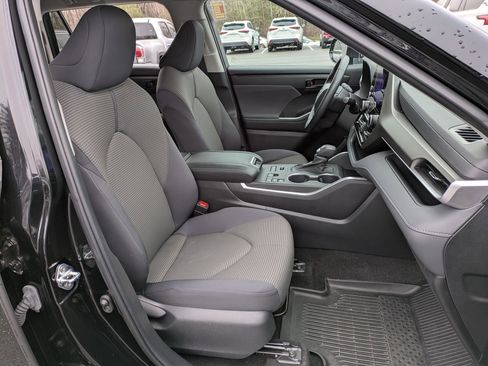 Used 2023 Toyota Highlander LE image 22