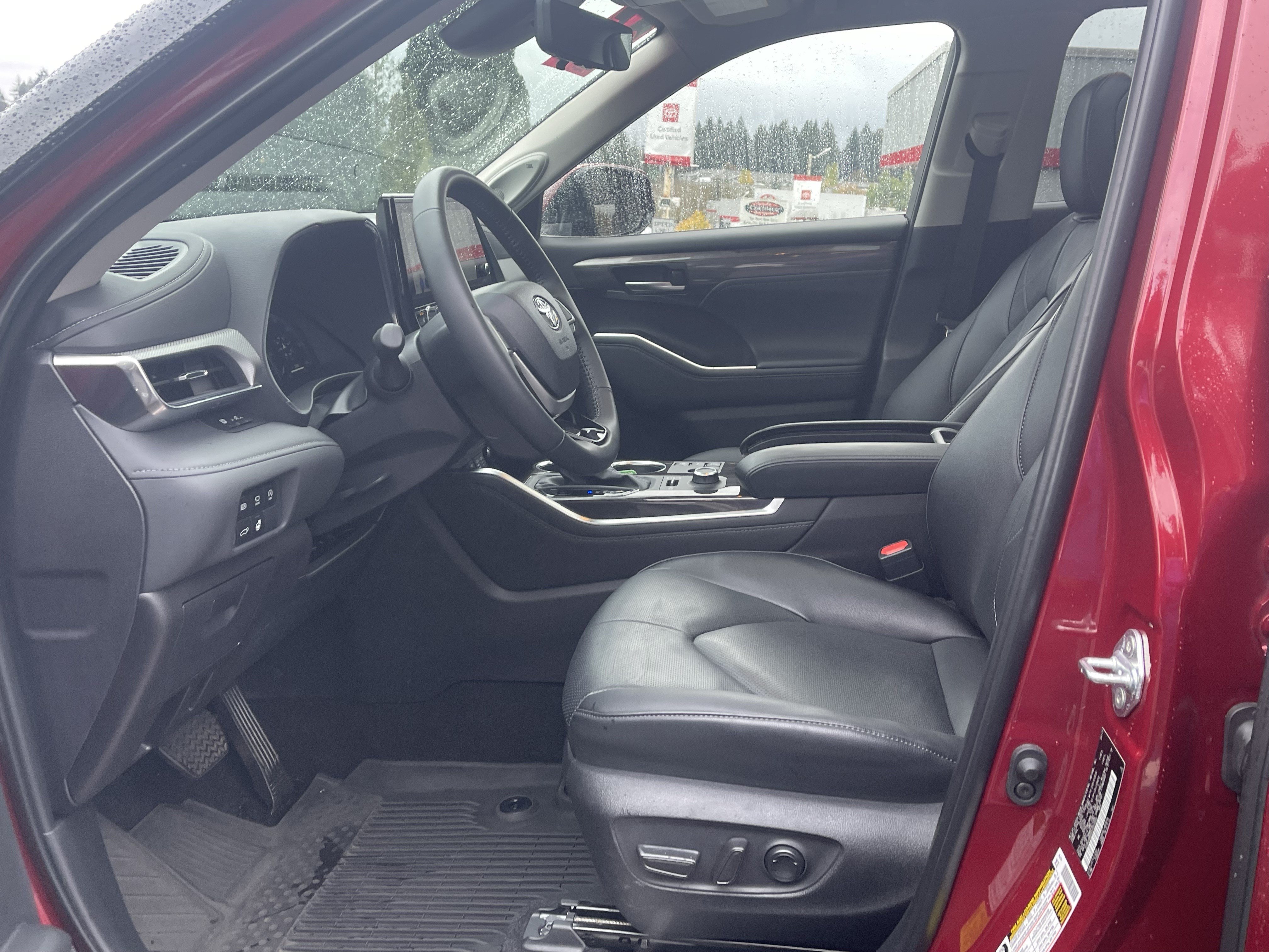 Used 2025 Toyota Highlander Platinum AWD/4WD image 11