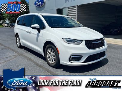 Used 2023 Chrysler Pacifica Touring