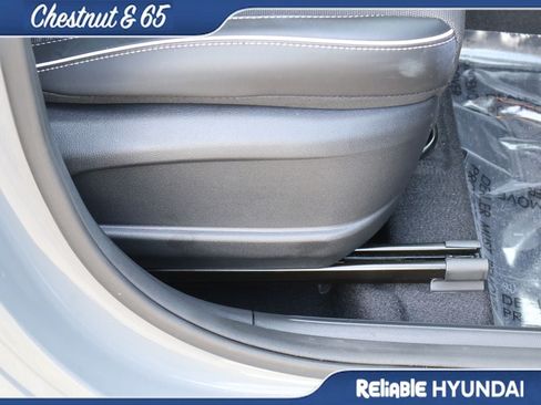 Used 2022 Hyundai Venue Limited FWD image 11