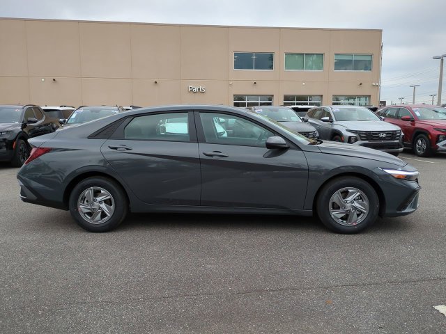 Used 2026 Hyundai Elantra SE FWD image 4