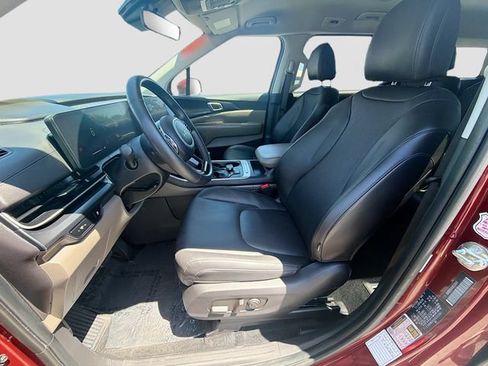 Used 2025 Kia Carnival FWD image 21