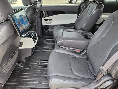 Used 2024 Kia Carnival SX Prestige FWD image 32