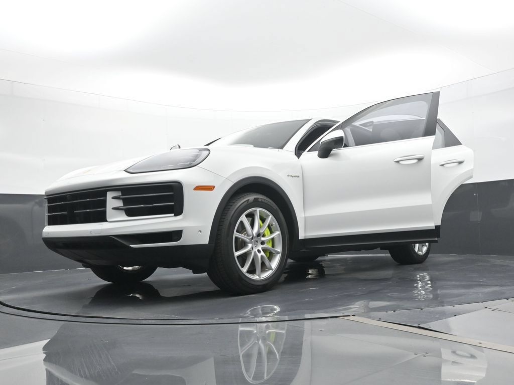 Certified 2024 Porsche Cayenne AWD/4WD image 30