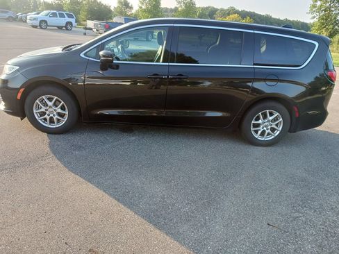 Used 2023 Chrysler Pacifica Touring-L FWD image 7