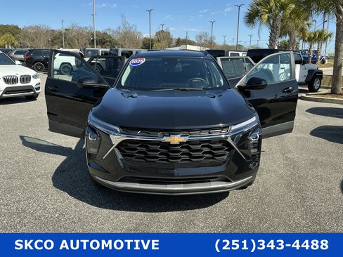 Used 2025 Chevrolet Trax LT w/ LT Convenience Package image 34