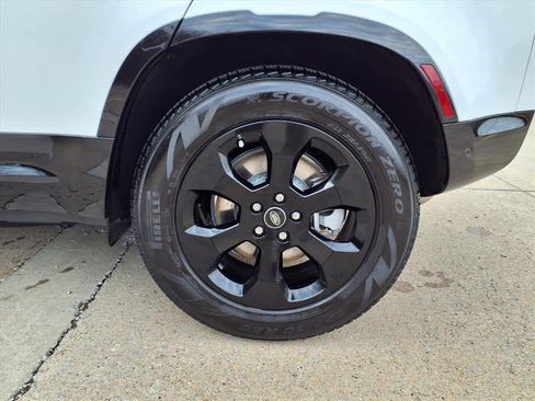 Used 2025 Land Rover Defender 110 X-Dynamic SE image 8