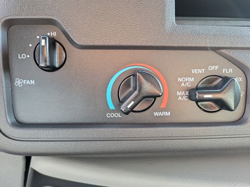 Used 2022 Ford E-350 and Econoline 350 Super Duty image 18