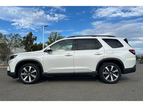 Used 2024 Honda Pilot Touring image 2