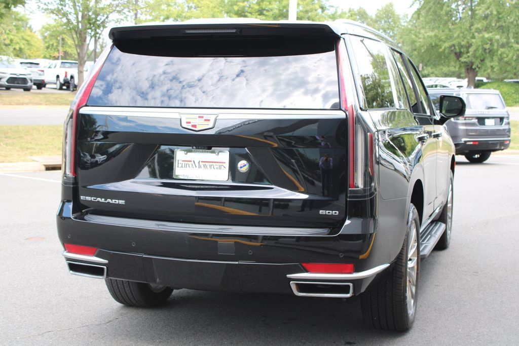 Used 2021 Cadillac Escalade Premium Luxury AWD/4WD image 3
