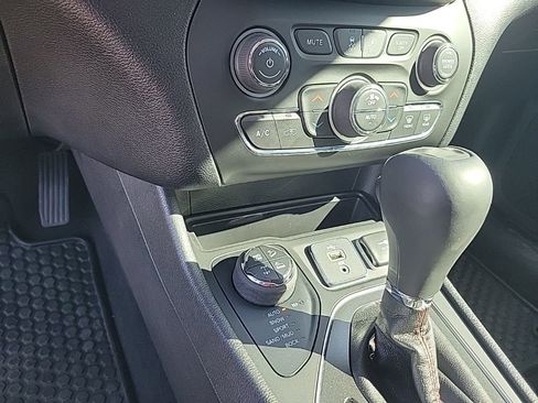 Used 2020 Jeep Cherokee Trailhawk image 29