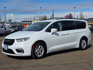 Used 2022 Chrysler Pacifica Touring-L video 1