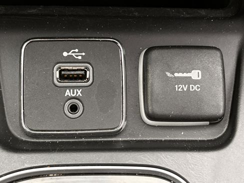 Used 2019 Jeep Cherokee Limited image 30