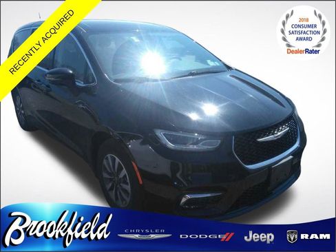 Used 2024 Chrysler Pacifica Select image 1