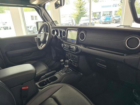 Used 2023 Jeep Wrangler Unlimited Sahara AWD/4WD image 45
