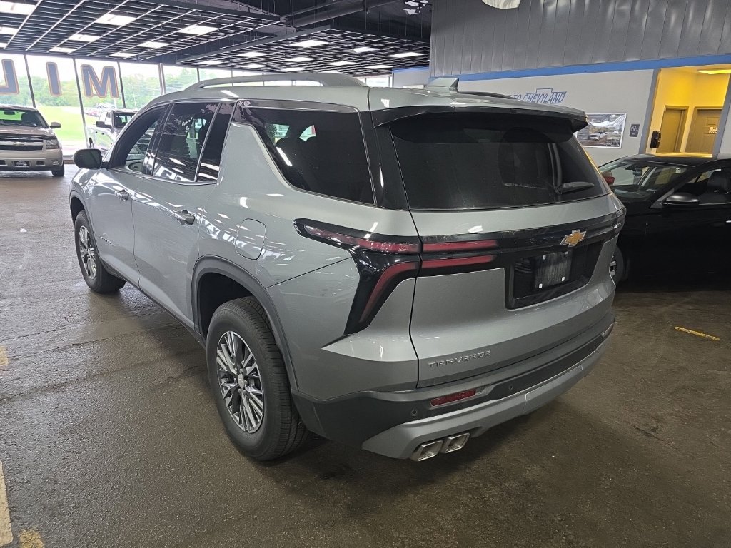 Used 2026 Chevrolet Traverse LT FWD image 4