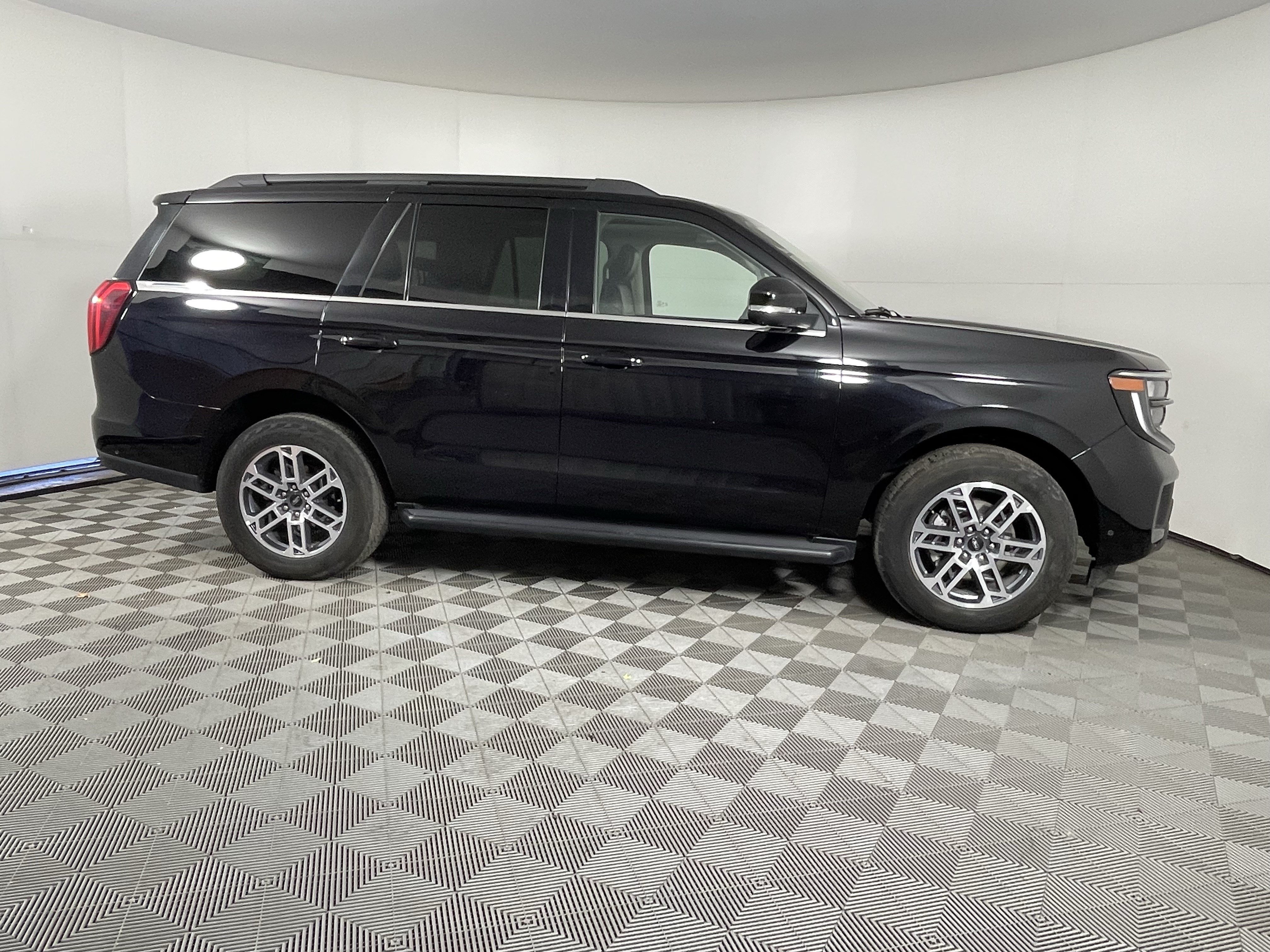 Used 2025 Ford Expedition Active AWD/4WD image 6