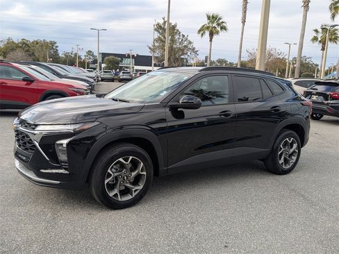 Certified 2025 Chevrolet Trax LT w/ LT Convenience Package image 7