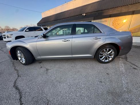 Used 2018 Chrysler 300 Limited image 3