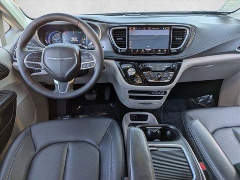 Used 2024 Chrysler Pacifica Select FWD image 25