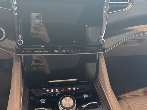 Used 2022 Jeep Wagoneer Series III w/ Premium Group I image 11