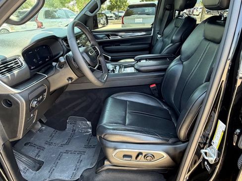 Used 2023 Jeep Wagoneer 4WD w/ Premium Group I image 32