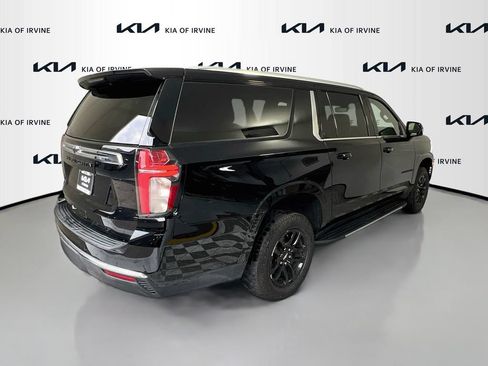 Used 2022 Chevrolet Suburban LT w/ Luxury Package RWD image 8