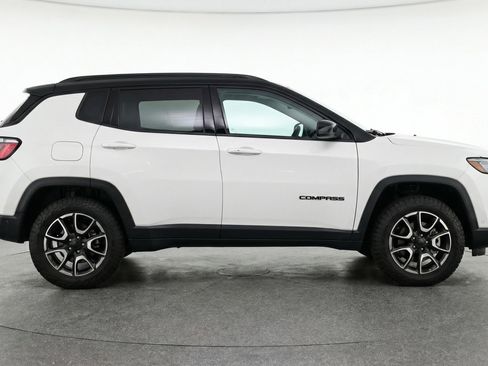 Used 2025 Jeep Compass Trailhawk image 11