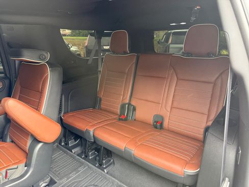 Used 2023 GMC Yukon XL Denali Ultimate AWD/4WD image 12