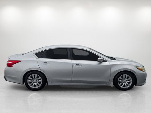 Used 2016 Nissan Altima 2.5 SR w/ LED Appearance Package image 4