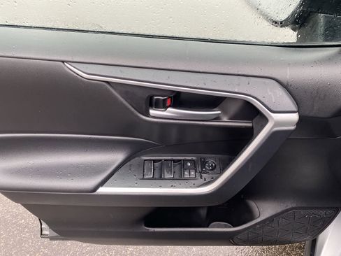 Used 2025 Toyota RAV4 XLE image 19