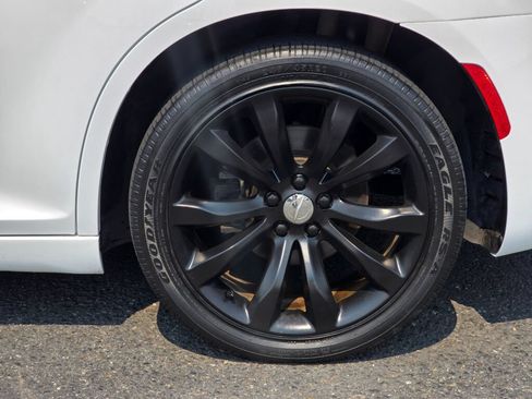 Used 2020 Chrysler 300 Limited RWD image 9