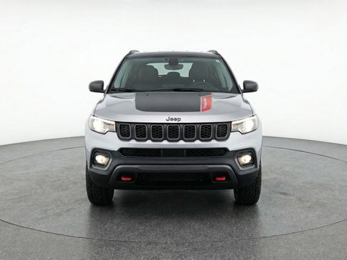 Used 2025 Jeep Compass Trailhawk AWD/4WD image 2