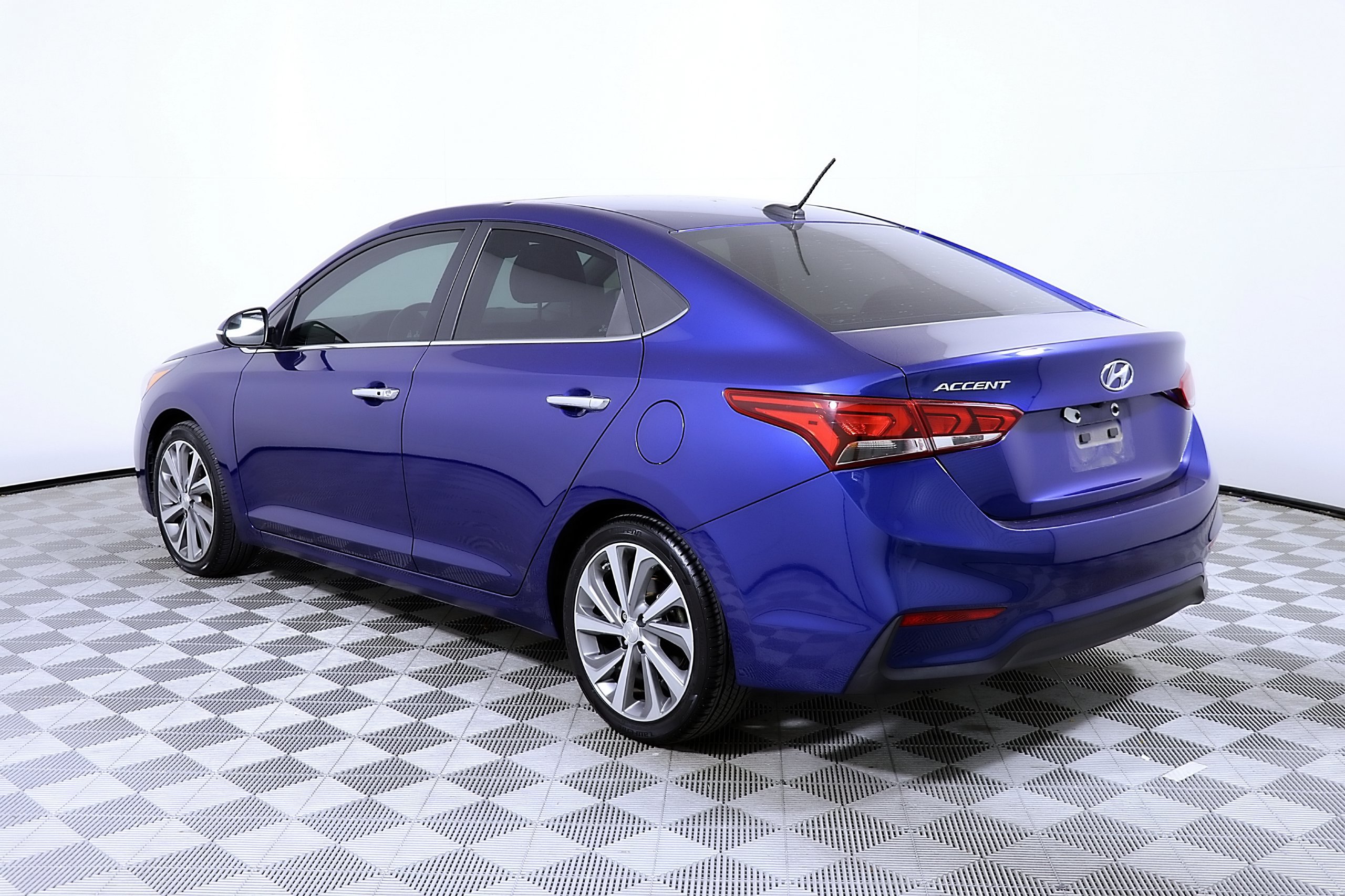 Used 2022 Hyundai Accent Limited FWD image 9
