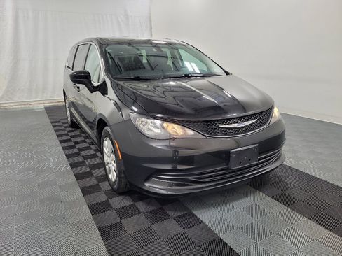Used 2020 Chrysler Voyager L FWD image 13
