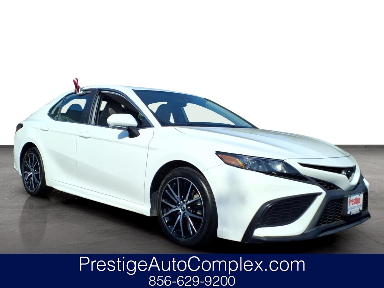 Used 2022 Toyota Camry SE FWD image 1