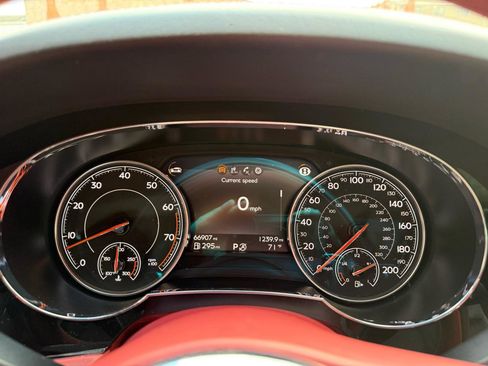 Used 2018 Bentley Bentayga Onyx Edition image 15