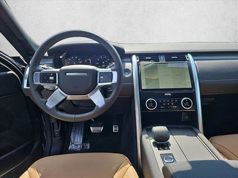 Used 2024 Land Rover Discovery Dynamic SE image 11