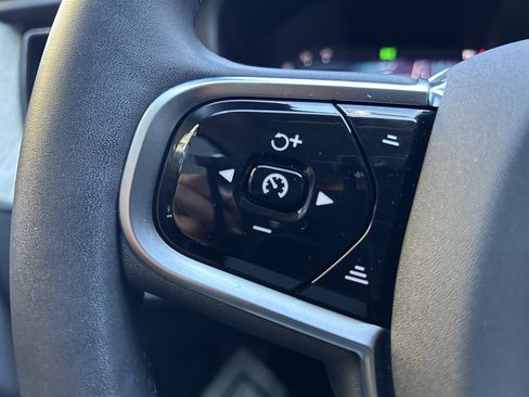 Certified 2025 Volvo XC60 B5 Plus image 33