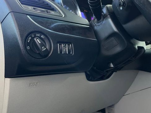 Used 2015 Chrysler Town & Country Touring image 28