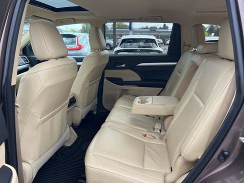 Used 2018 Toyota Highlander XLE AWD/4WD image 23