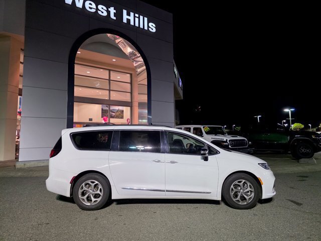 Certified 2023 Chrysler Pacifica Limited FWD image 2