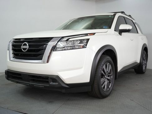 Used 2022 Nissan Pathfinder SV w/ SV Premium Package AWD/4WD image 3